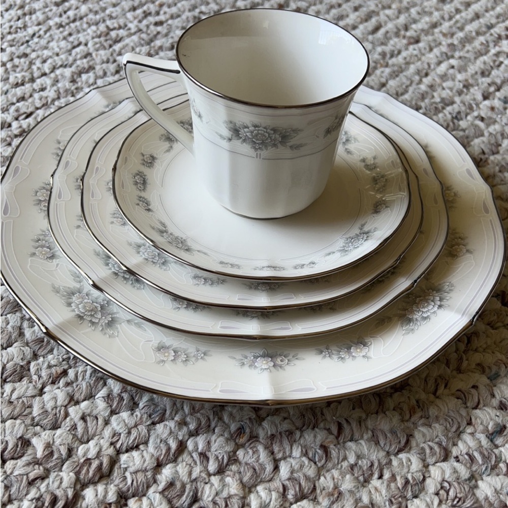 Noritake Ivory China Southern Lace 7301 Set of eight